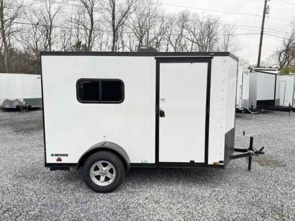 2024 Cargo Mate 5.5x10' Enclosed Toy Hauler Trailer 2990# GVW * TOY HAULER * FOLD OUT BED * WHITE BLACKOUT * SLANT V-NOSE * ALUMINUM WHEELS * .030 SCREWLESS EXTERIOR * REAR SPOILER * PLYWOOD FLOORS/WALLS * TABLE * MAX AIR COVER * EXTRA HEIGHT - Image 5